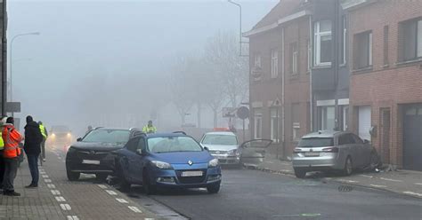 ongeval eeklo vandaag|Vier wagens en gevel van woning beschadigd na。